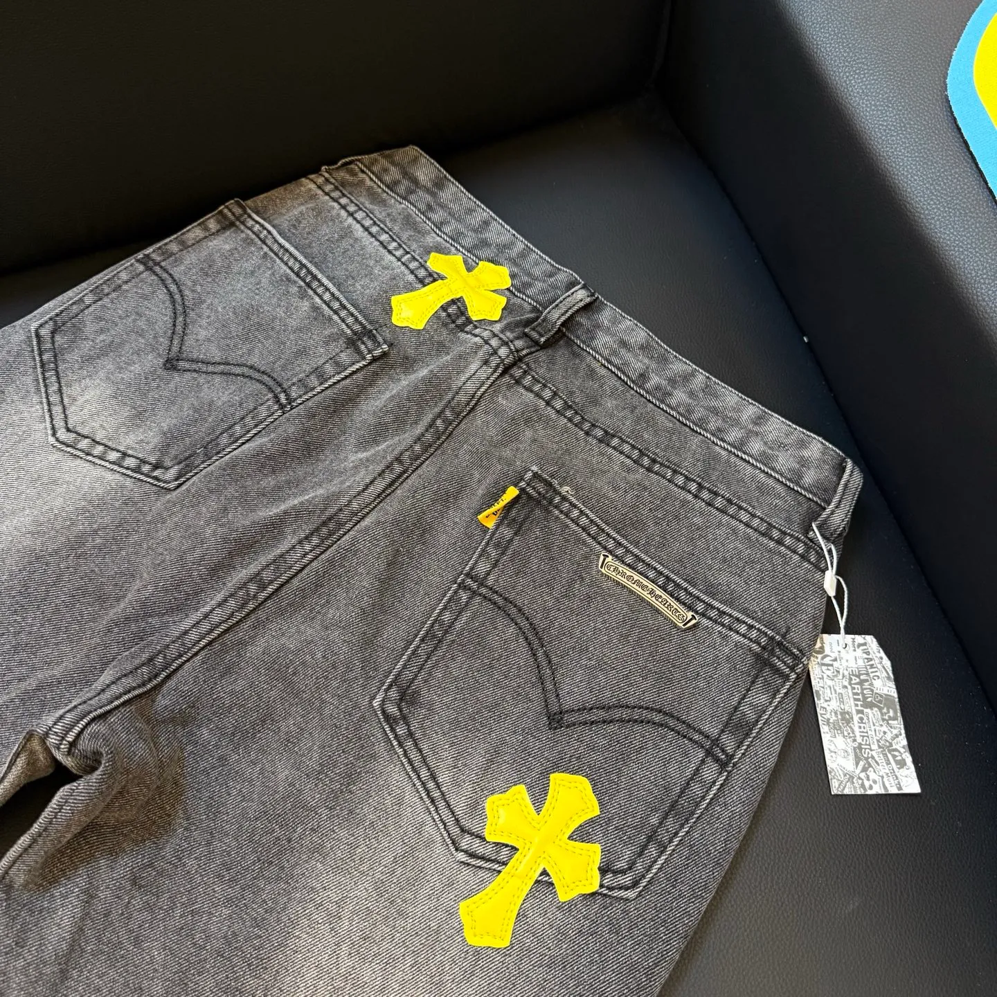 P290 model number: D332 GALLERY DEPT & Chrome hearts co-branded colorful leather cross loose washed flared jeans to truly restore the ultimate vintage texture. Original hardware accessories washed and other elevators, QR code analysis are all purchased from the original factory, high degree of restoration, you are welcome to compare with a certain product~ Three-dimensional version Loose and comfortable, not picky about the body shape Make you taller and slimmer Factory Seiko Original quality control Same style for men and women Can be matched with couples Versatile recommendation Necessary jeans for all seasons Trendy people have been disappointed. From the quality selection of fabrics, the tailoring of details, and the matching of patterns, everything is impeccable! The upper body is so handsome when worn...it can be easily worn by men, women and children! The craftsmanship is made of heavy-duty washed pure cotton denim fabric. After washing, it is soft and thick. It is very stylish when worn. Size: 28, 30, 32, 34, 36 (S-XXL) Color: Stitching Size reference # 28 trouser length 100 waist 72 30 trouser length 102 waist 76 32 trouser length 104 waist 80 34 trouser length 106 waist 84 36 pants length 108 waist circumference 88